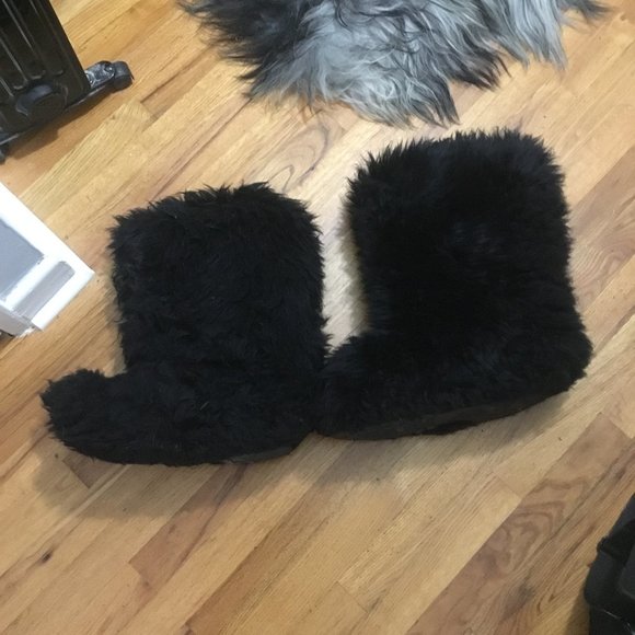 UGG Shoes - UGG Fluff Momma shearling boots size 11